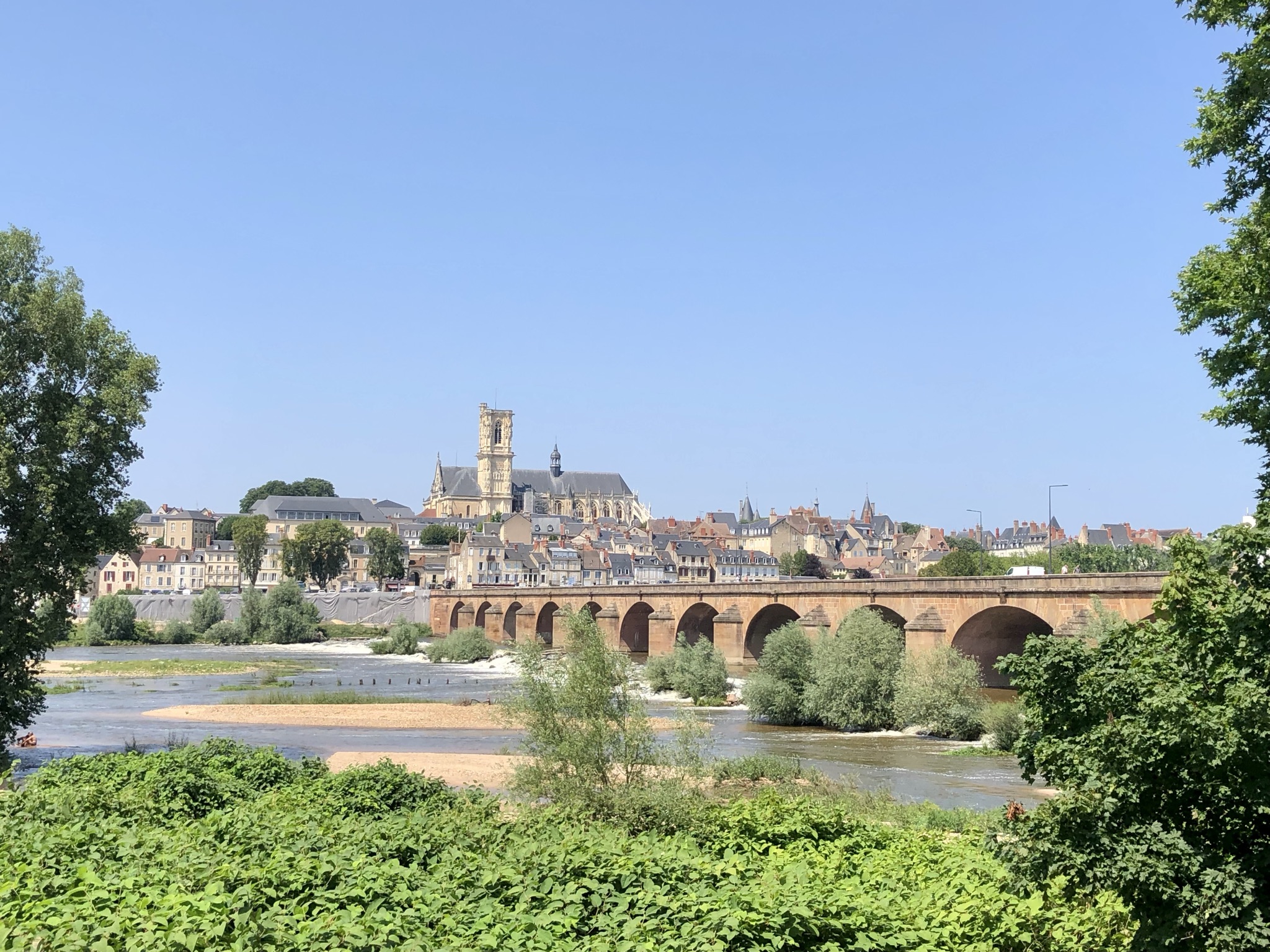 Nevers : entre pierre et lumière