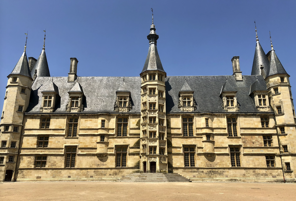 Nevers : entre pierre et lumière