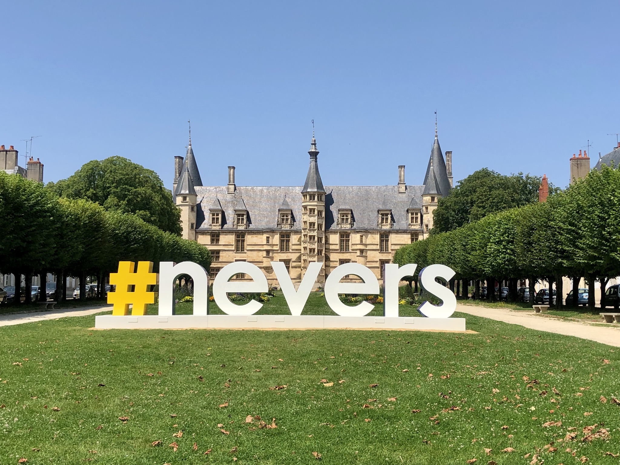 Nevers : entre pierre et lumière